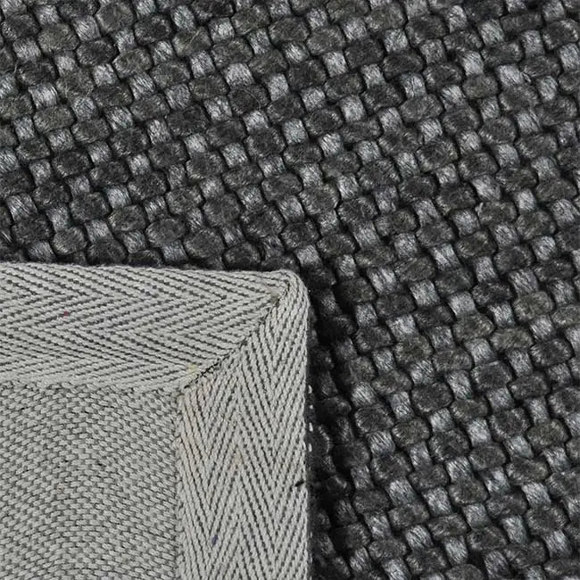 Achterkant hoek aanzicht van het vloerkleed COVO in de kleur Grijs, gemaakt van Wol en Viscose Mix.