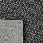 Achterkant hoek aanzicht van het vloerkleed COVO in de kleur Grijs, gemaakt van Wol en Viscose Mix.
