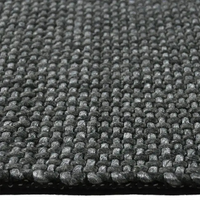 Zijkant detail aanzicht van het vloerkleed COVO in de kleur Grijs, gemaakt van Wol en Viscose Mix.