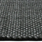 Zijkant detail aanzicht van het vloerkleed COVO in de kleur Grijs, gemaakt van Wol en Viscose Mix.