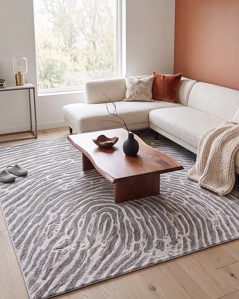 Een abstract vloerkleed in een kleine compacte woonkamer.