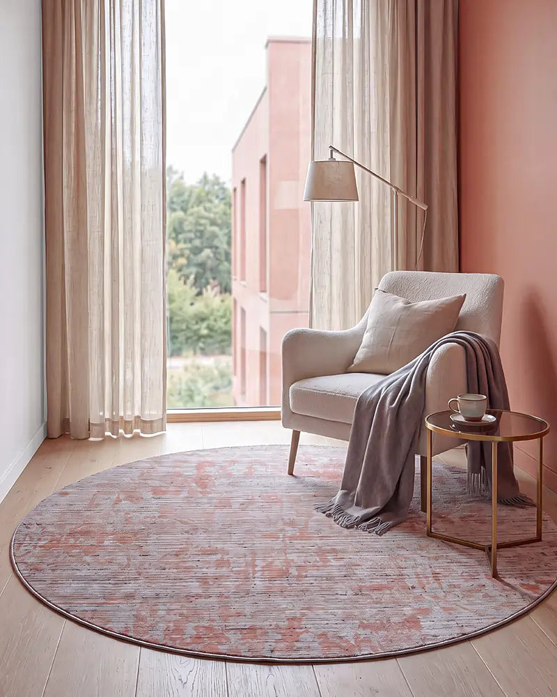 Een rond vloerkleed in bohemian stijl welke perfect past binnen speelse en leuke interieurs. 