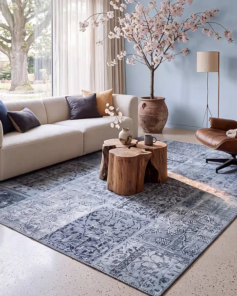Een uniek patchwork vloerkleed in een blauw kleur, geplaatst in een speelse woonkamer.