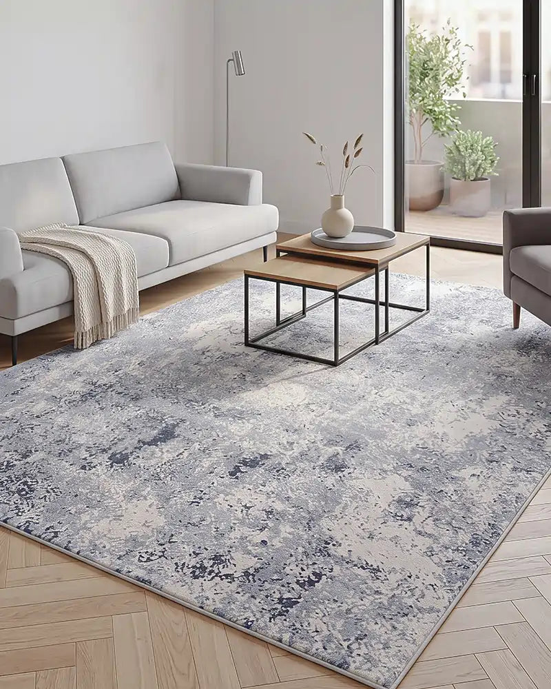 Een trendy vloerkleed met een bijzonder patroon, in een moderne strakke woonkamer