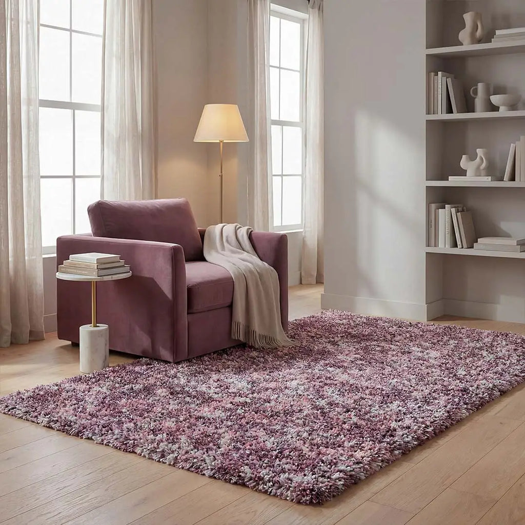 Sfeerbeeld van het vloerkleed HALVOR Klein in de kleur Roze, gemaakt van Polyester.