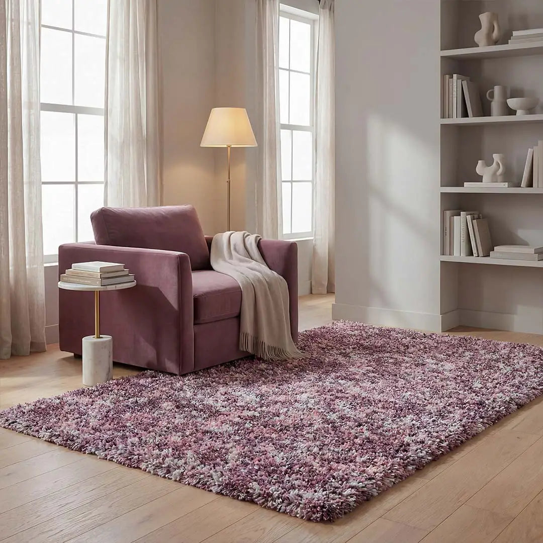 Sfeerbeeld van het vloerkleed HALVOR Klein in de kleur Roze, gemaakt van Polyester.
