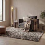 Sfeerbeeld van het vloerkleed HALVOR in de kleur Taupe, gemaakt van Polyester.