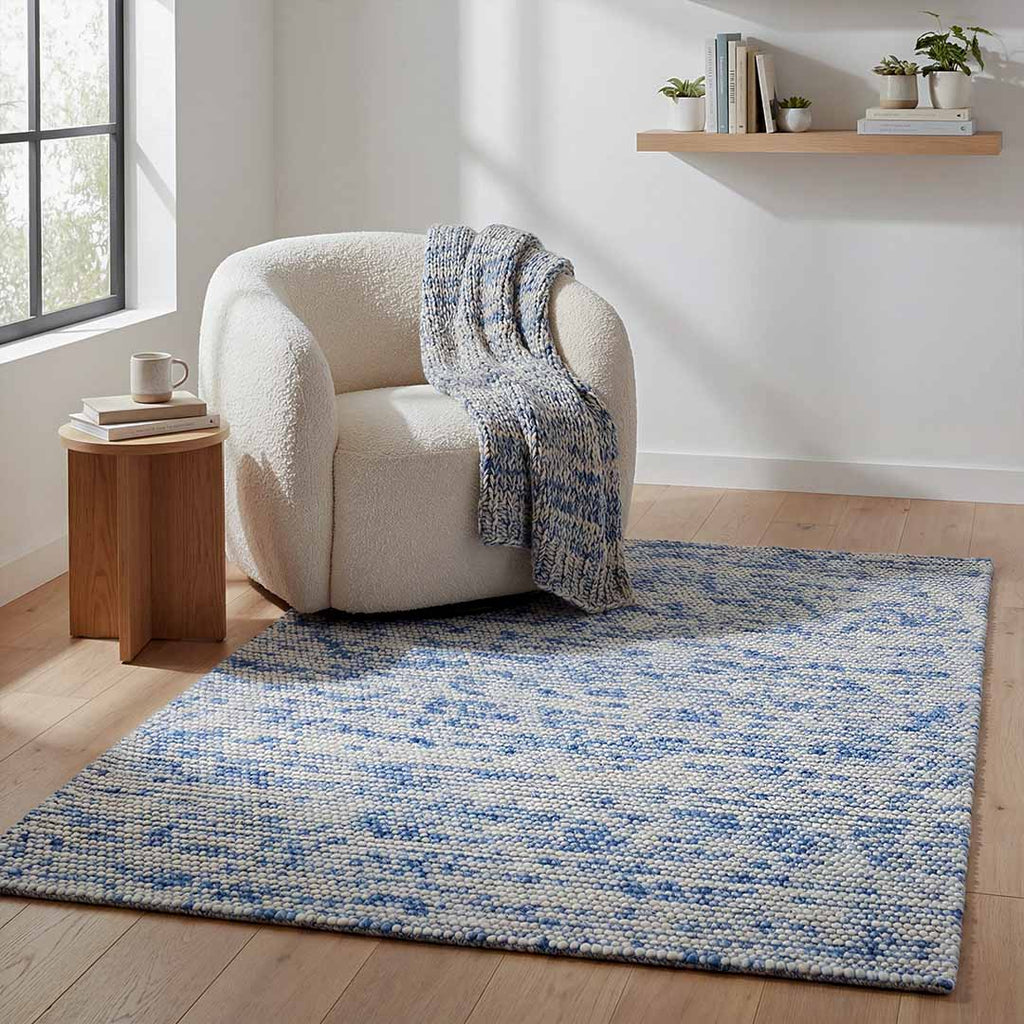 Sfeerbeeld van het vloerkleed MIRANDE in de kleuren Licht Blauw / Beige, gemaakt van 100% Wol.