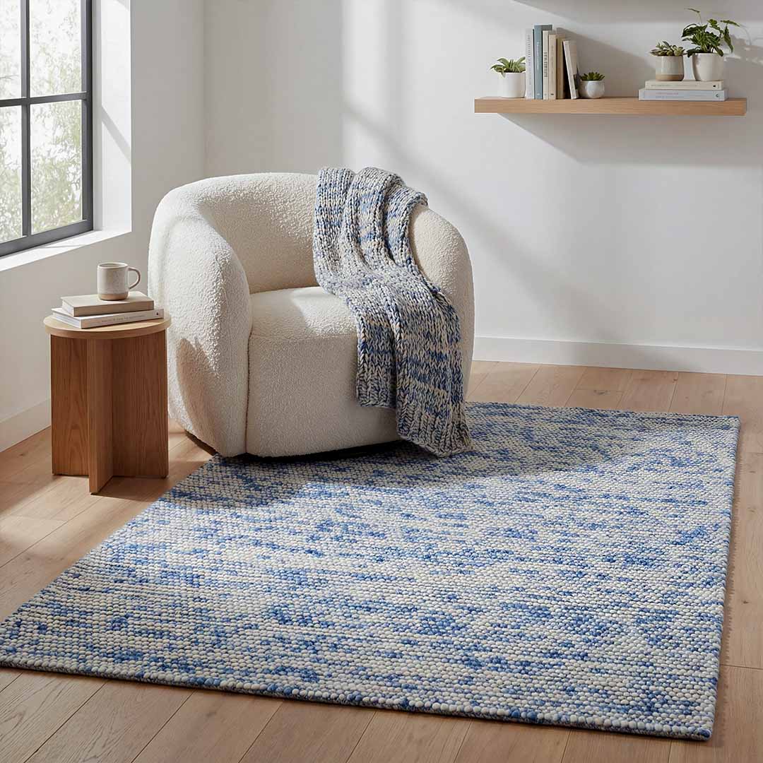 Sfeerbeeld van het vloerkleed MIRANDE in de kleuren Licht Blauw / Beige, gemaakt van 100% Wol.