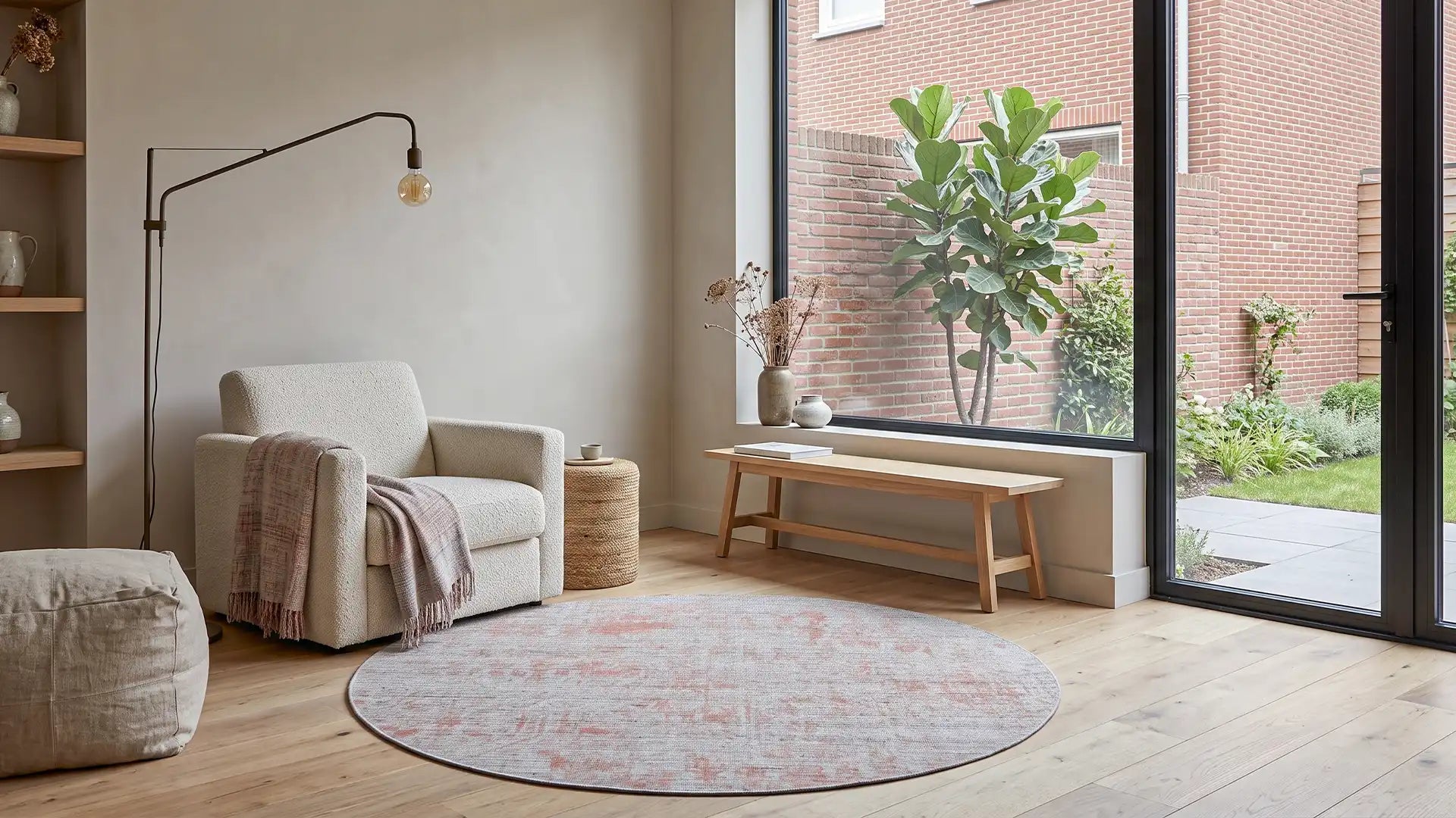Rond vloerkleed MAREK in de kleur zalm in een leeshoek