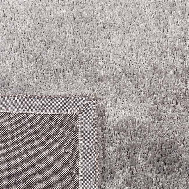 Achterkant hoek aanzicht van het vloerkleed ARBOUR in de kleur Licht Blauw, gemaakt van Polyester.