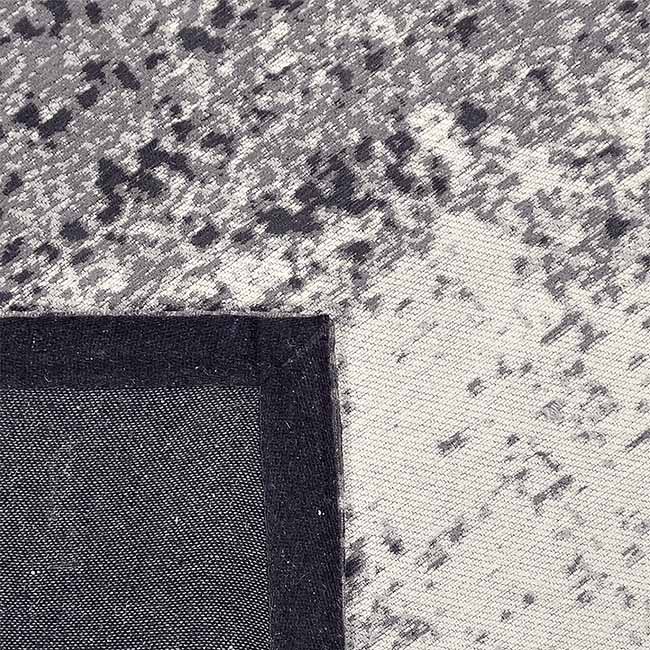 Achterkant hoek aanzicht van het vloerkleed AZON in de kleur Grijs, gemaakt van Katoen.