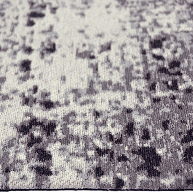 Zijkant detail aanzicht van het vloerkleed AZON in de kleur Grijs, gemaakt van Katoen.