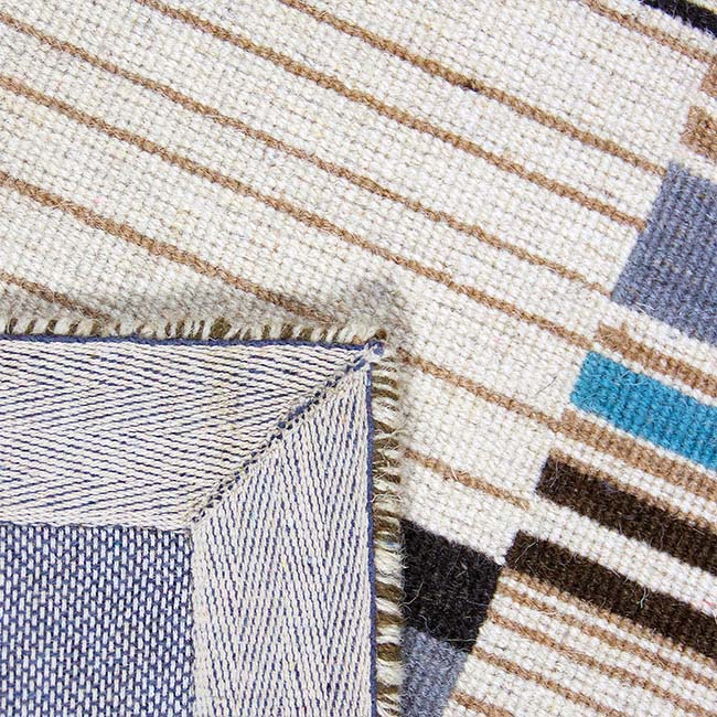 Achterkant hoek aanzicht van het vloerkleed BELLFORD in de kleur Bruin, gemaakt van 100% Wol.