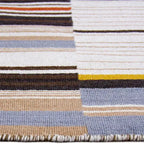 Zijkant detail aanzicht van het vloerkleed BELLFORD in de kleur Bruin, gemaakt van 100% Wol.
