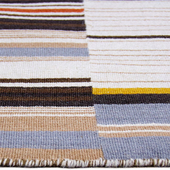 Zijkant detail aanzicht van het vloerkleed BELLFORD in de kleur Bruin, gemaakt van 100% Wol.