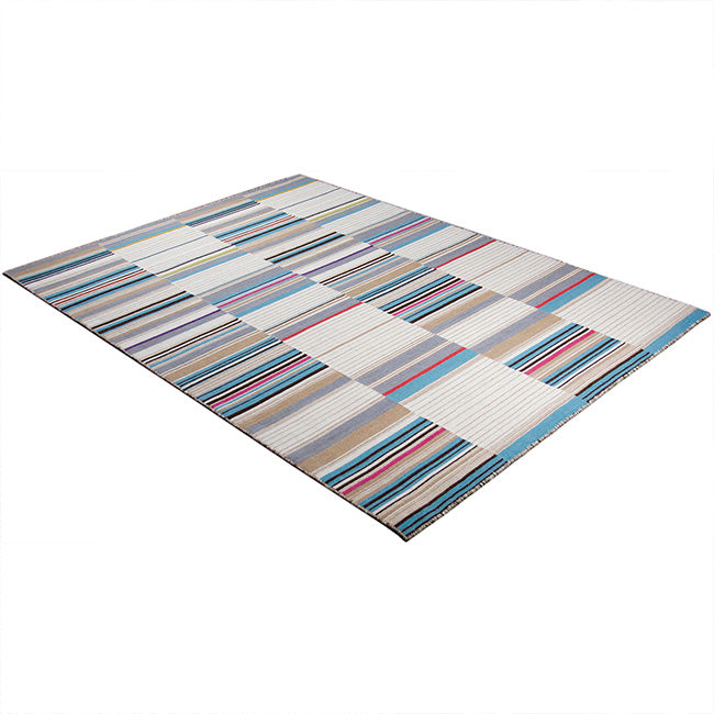 Diagonaal aanzicht van het vloerkleed BELLFORD in de kleur Turquoise, gemaakt van 100% Wol.