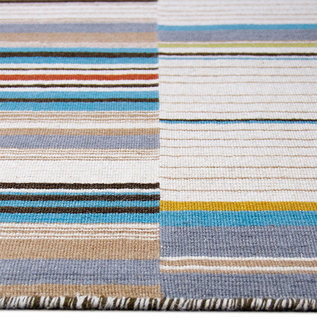 Zijkant detail aanzicht van het vloerkleed BELLFORD in de kleur Turquoise, gemaakt van 100% Wol.