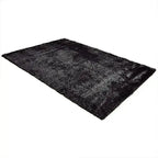 Diagonaal aanzicht van het vloerkleed BRAVON in de kleur Antraciet, gemaakt van Polyester.
