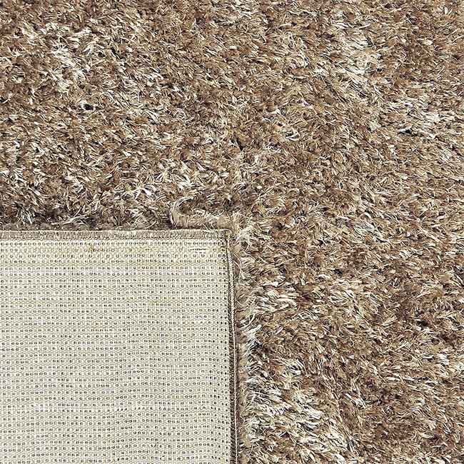 Achterkant hoek aanzicht van het vloerkleed BRAVON in de kleur Beige, gemaakt van Polyester.