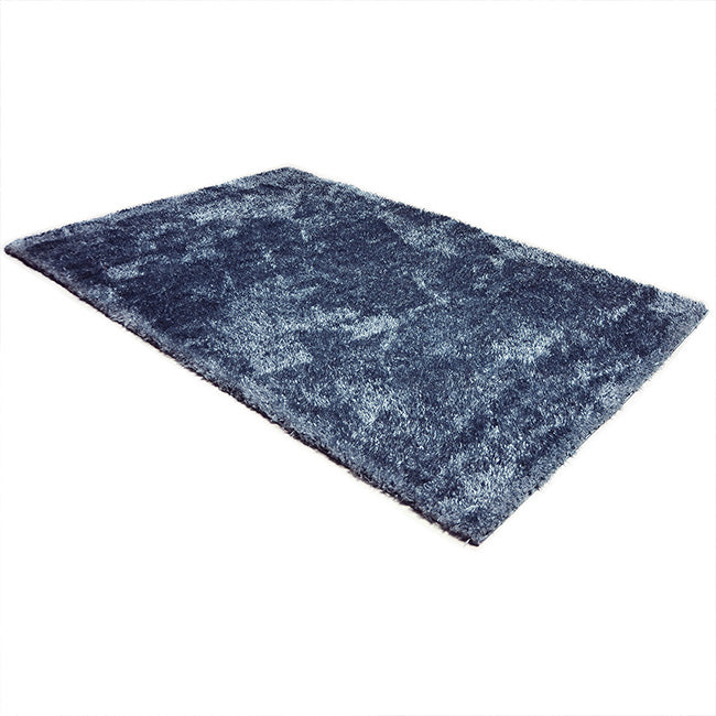 Diagonaal aanzicht van het vloerkleed BRAVON in de kleur Blauw, gemaakt van Polyester.