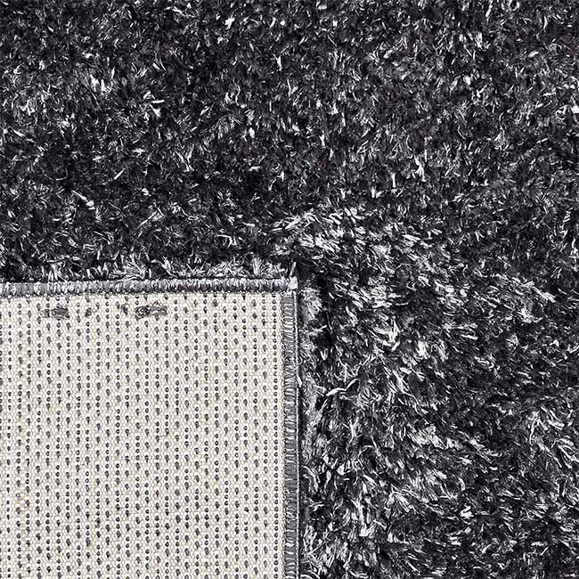 Achterkant hoek aanzicht van het vloerkleed BRAVON in de kleur Donker Grijs, gemaakt van Polyester.