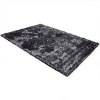 Diagonaal aanzicht van het vloerkleed BRAVON in de kleur Donker Grijs, gemaakt van Polyester.