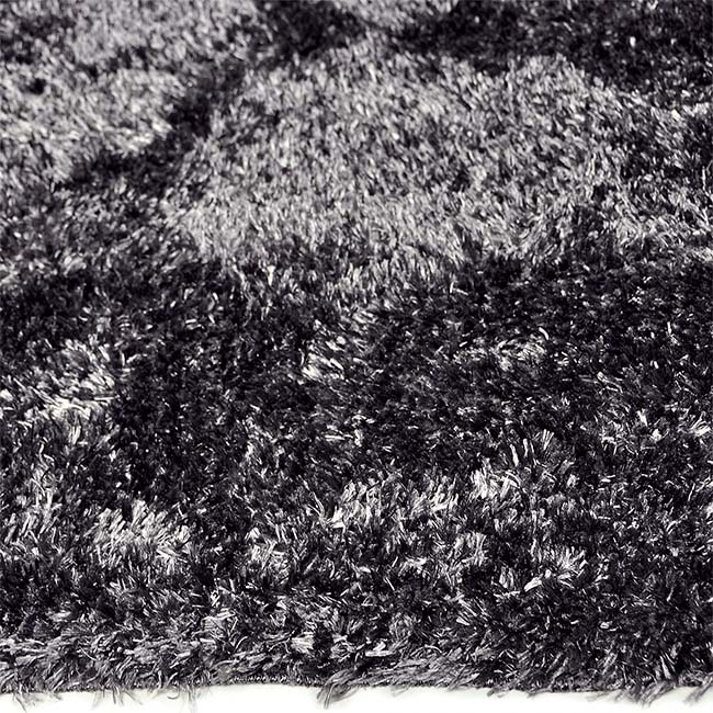 Zijkant detail aanzicht van het vloerkleed BRAVON in de kleur Donker Grijs, gemaakt van Polyester.