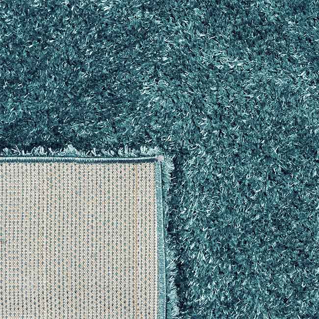 Achterkant hoek aanzicht van het vloerkleed BRAVON in de kleur Licht Blauw, gemaakt van Polyester.