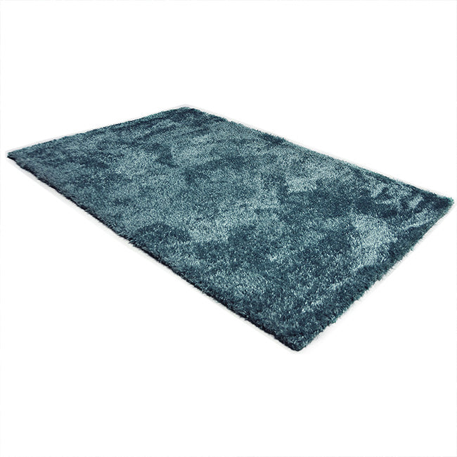 Diagonaal aanzicht van het vloerkleed BRAVON in de kleur Licht Blauw, gemaakt van Polyester.