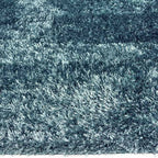 Zijkant detail aanzicht van het vloerkleed BRAVON in de kleur Licht Blauw, gemaakt van Polyester.