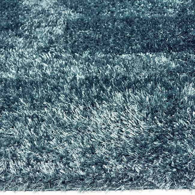 Zijkant detail aanzicht van het vloerkleed BRAVON in de kleur Licht Blauw, gemaakt van Polyester.