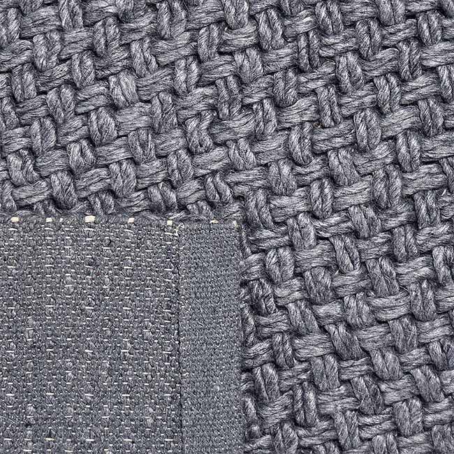 Achterkant hoek aanzicht van het vloerkleed BRISETTE in de kleur Donker Grijs, gemaakt van 100% Wol.