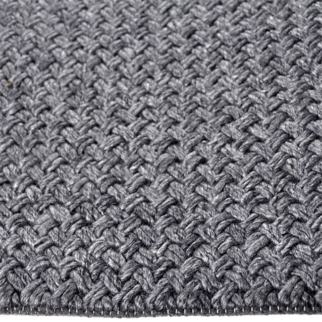 Zijkant detail aanzicht van het vloerkleed BRISETTE in de kleur Donker Grijs, gemaakt van 100% Wol.