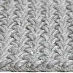 Zijkant detail aanzicht van het vloerkleed BRISETTE in de kleur Zilver, gemaakt van 100% Wol.