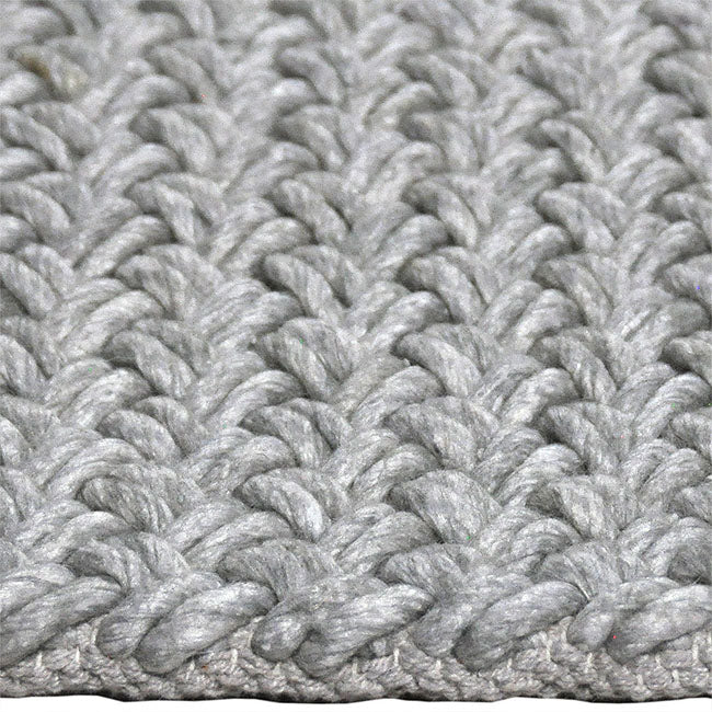 Zijkant detail aanzicht van het vloerkleed BRISETTE in de kleur Zilver, gemaakt van 100% Wol.