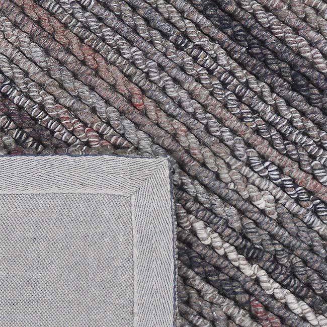 Achterkant hoek aanzicht van het vloerkleed CALLUM in de kleuren Bruin / Roest, gemaakt van 100% Wol.