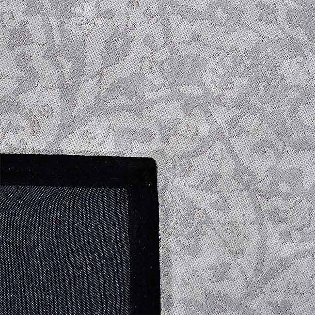 Achterkant hoek aanzicht van het vloerkleed CAVARA in de kleur Grijs, gemaakt van Katoen.