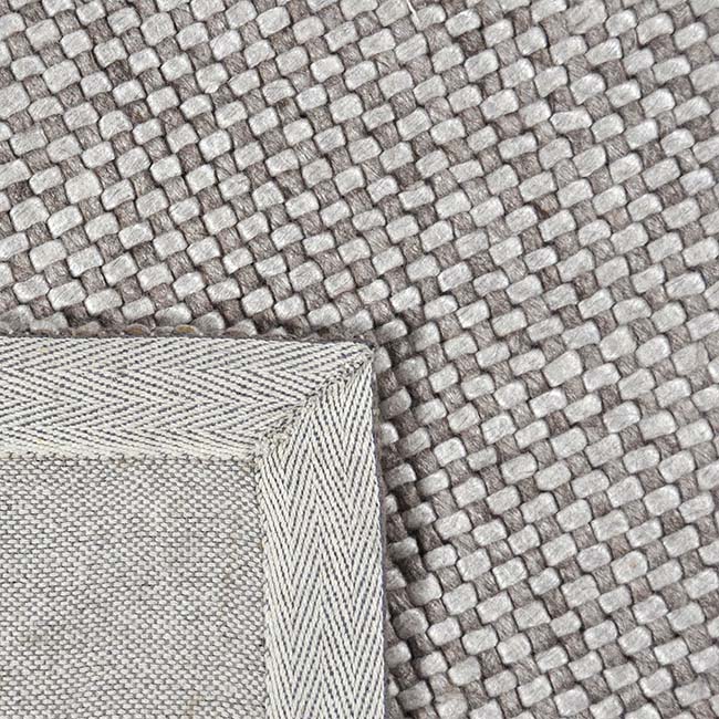 Achterkant hoek aanzicht van het vloerkleed COVO in de kleuren Beige / Bruin, gemaakt van Wol en Viscose mix.