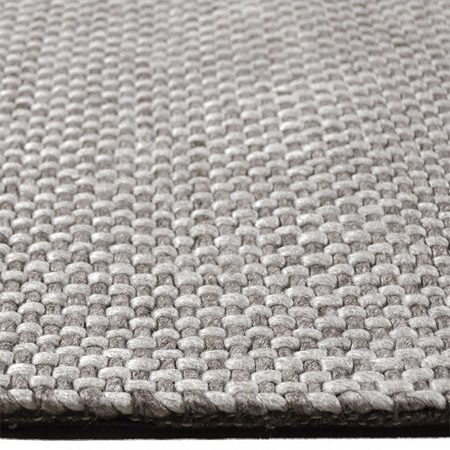 Zijkant detail aanzicht van het vloerkleed COVO in de kleuren Beige / Bruin, gemaakt van Wol en Viscose mix.