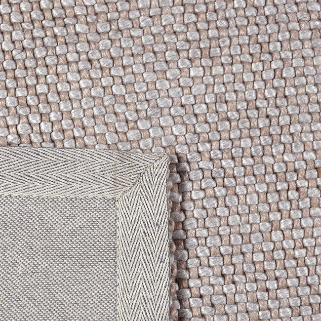 Achterkant hoek aanzicht van het vloerkleed COVO in de kleuren Beige / Zalm, gemaakt van Wol en Viscose mix.