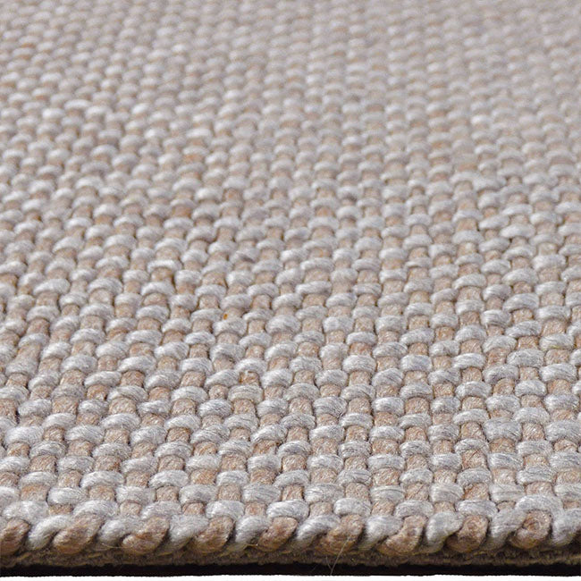 Zijkant detail aanzicht van het vloerkleed COVO in de kleuren Beige / Zalm, gemaakt van Wol en Viscose mix.