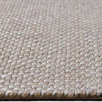 Zijkant detail aanzicht van het vloerkleed COVO in de kleuren Beige / Zalm, gemaakt van Wol en Viscose mix.