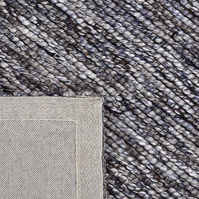 Achterkant hoek aanzicht van het vloerkleed CRELON in de kleur Bruin, gemaakt van 100% Wol.