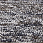 Zijkant detail aanzicht van het vloerkleed CRELON in de kleur Bruin, gemaakt van 100% Wol