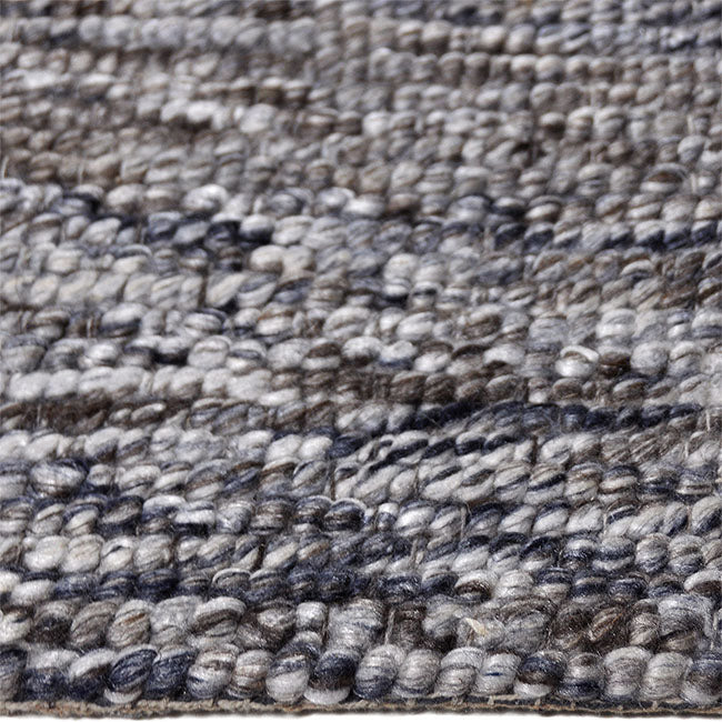 Zijkant detail aanzicht van het vloerkleed CRELON in de kleur Bruin, gemaakt van 100% Wol