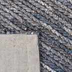 Achterkant hoek aanzicht van het vloerkleed CRESSON in de kleuren Bruin / Blauw, gemaakt van 100% Wol.