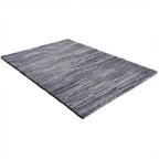 Diagonaal aanzicht van het vloerkleed CRESSON in de kleuren Bruin / Blauw, gemaakt van 100% Wol.