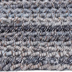 Zijkant detail aanzicht van het vloerkleed CRESSON in de kleuren Bruin / Blauw, gemaakt van 100% Wol.