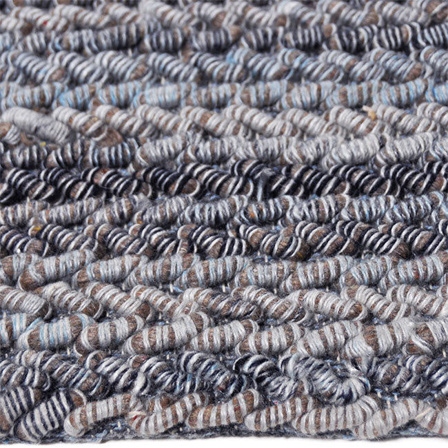 Zijkant detail aanzicht van het vloerkleed CRESSON in de kleuren Bruin / Blauw, gemaakt van 100% Wol.